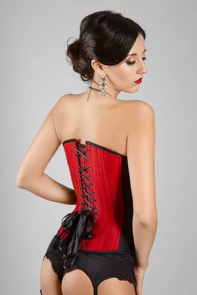 Sexy girl en corset rouge. Retour au point de vue. Lingerie burlesque — Photo