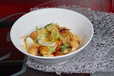 Yunan salatası ile derin plaka