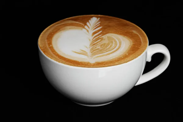 Nieostrość zdjęć ceramiczne filiżanki cappuccino na czarnym tle — Zdjęcie stockowe