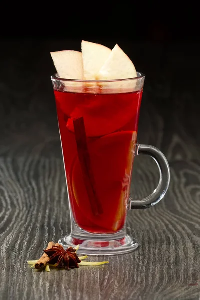 Szklanka herbaty gorące owoce na drewnianym stole — Zdjęcie stockowe
