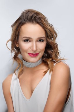 Kıvırcık saçlı manken doğal makyaj ve kırmızı dudaklar