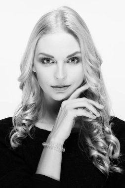 Güzel genç kadın kıvırcık saçlı ve kırmızı dudaklar. Siyah beyaz portre, taze cilt. Doğal makyaj.