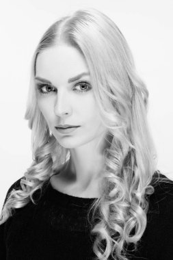 Güzel genç kadın kıvırcık saçlı ve kırmızı dudaklar. Siyah beyaz portre, taze cilt. Doğal makyaj.