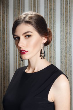 Zarif siyah Abiye çok güzel Bayan ile St derin kesik