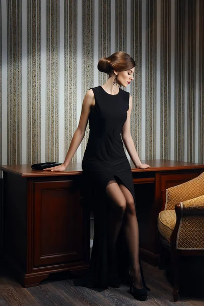 Zarif siyah Abiye çok güzel Bayan ile St derin kesik