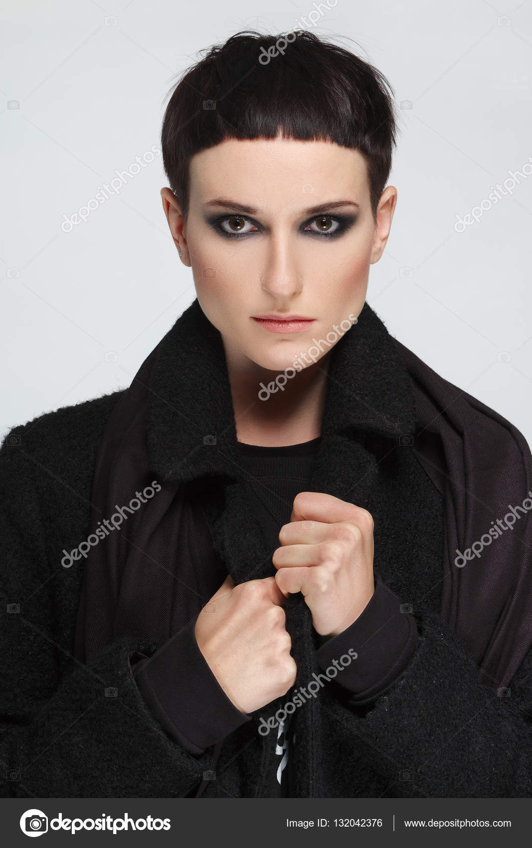 Krasivaya Molodaya Zhenshina S Korotkimi Chernymi Volosami V Chernom Tyoplom Palto Korotkaya Strizhka I Stil Naturalnyj Makiyazh Stokovoe Foto C Boomeart 132042376