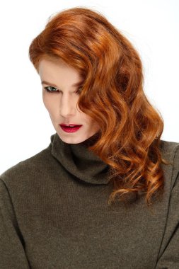 Bir tarafta Kızıl saçlı güzel moda modeli. Kırmızı dudaklar ve gre