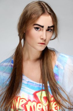 Gür kaşları ve pigtails hippi elbise kız. Koyu renk gözleri ve doğal makyaj.
