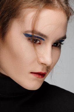 Gür kaşları ve pigtails hippi elbise kız. Koyu renk gözleri ve doğal makyaj.