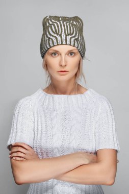 Moda güzel bir model beyaz kazak örme şapka