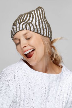 Mutlu moda bir model beyaz kazak örme şapka kapalı