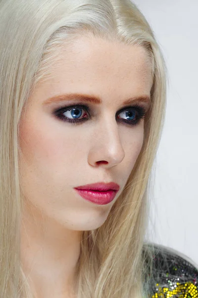 Modelo de moda de cabelo branco com maquiagem natural, olhos azuis e vermelho — Fotografia de Stock