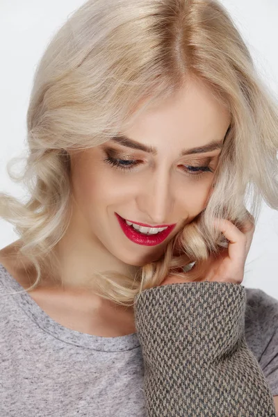 Białe włosy moda model naturalny makijaż, niebieskie oczy i czerwone — Zdjęcie stockowe