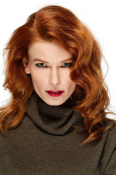 Όμορφη μόδας μοντέλο με κόκκινα μαλλιά, χείλη και πράσινα μάτια που παρουσιάζουν. — Φωτογραφία Αρχείου