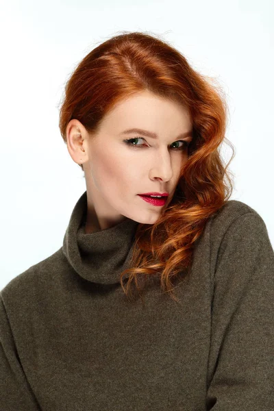 Modella sospetta con capelli rossi, labbra e occhi verdi posi — Foto Stock