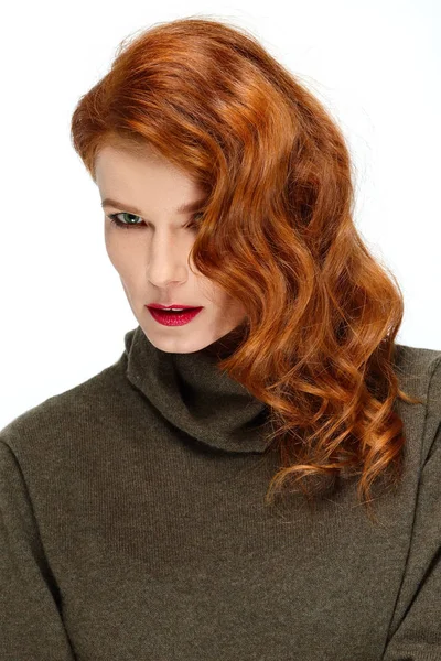Bir tarafta Kızıl saçlı güzel moda modeli. Kırmızı dudaklar ve gre