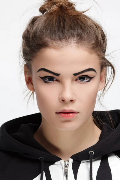 Retrato de una joven esbelta. Vida deportiva activa, bienestar. Joven chica con estilo brillante. Retrato de estudio de moda . —  Fotos de Stock