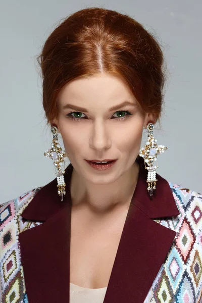 Bonita modelo de moda con el pelo rojo, labios y ojos verdes posando . — Foto de Stock