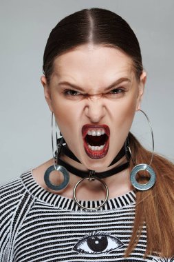 Agresif moda modeli sırıtma ile portre portre. Basit m