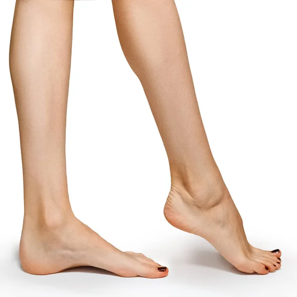 Vue latérale basse du pied de la femme sur fond blanc, gros plan . — Photo