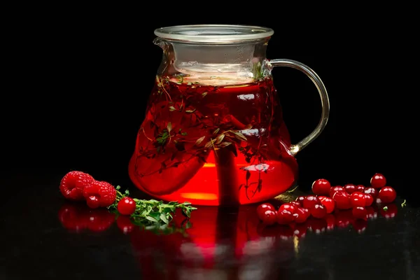 Berry tea with fresh currants, raspberries and strawberries. Teapot with fruits and berries. — Stock Photo, Image