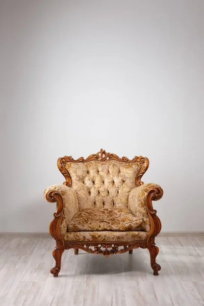 Vieux fauteuil vintage près du mur — Photo