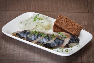 Soğuk meze - ringa ekmek ve turşu soğan parçaları.