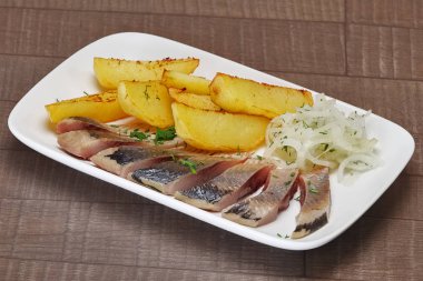 Ringa balığı kızarmış patates ve soğan turşusu ile adet plaka.