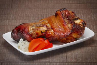 Kızartma domuz knuckle ve domates