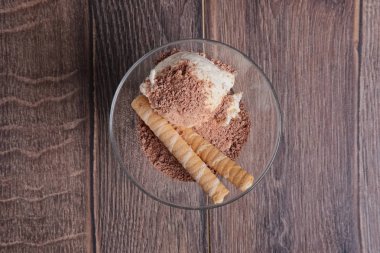 çikolata ve ahşap masa camına çerezde ile dondurma. Hedef