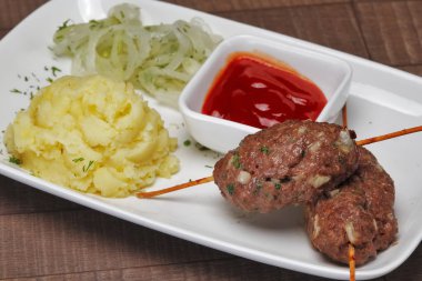 Lula patates püresi ve ekşi soğan kebabı