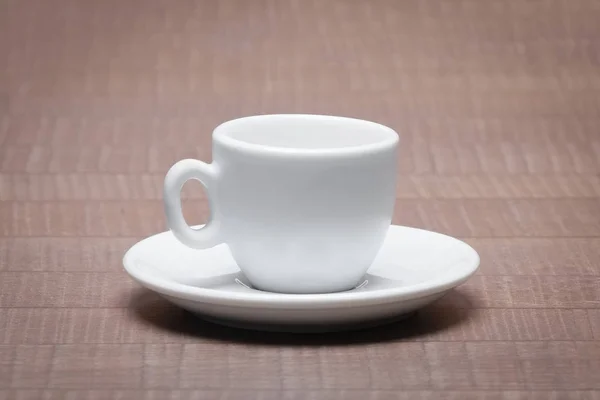 Taza de cerámica limpia y vacía para espresso con platillo en t de madera —  Fotos de Stock