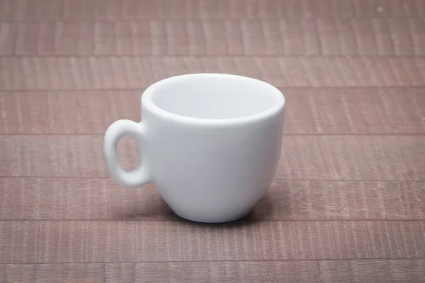 Schoon en leeg keramische cup voor espresso zonder schotel op woode — Stockfoto