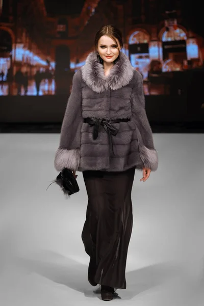 Modelo de moda camina en la pista en abrigo de piel — Foto de Stock