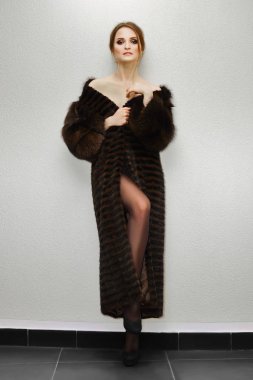 Ne poz kürk ceket uzun bacaklar ile çekici Bayan portresi