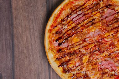 Pizza jambon ve balsamik sause kesilerek parçalar üzerinde yukarıdan.