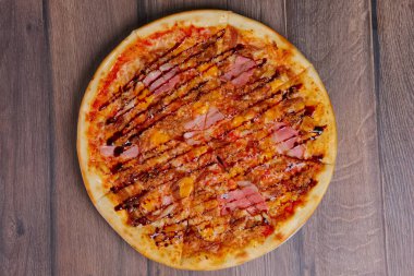 Pizza jambon ve balsamik sause kesilerek parçalar üzerinde yukarıdan.