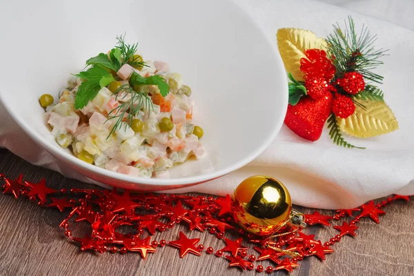 Geleneksel Rus salatası olivier ile bezelye ahşap tablo 