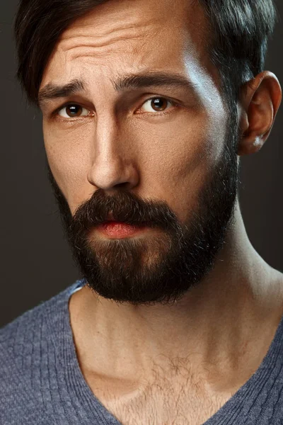 Portret zbliżenie zaskoczony człowieka z brodą i wąsami wygladają — Zdjęcie stockowe
