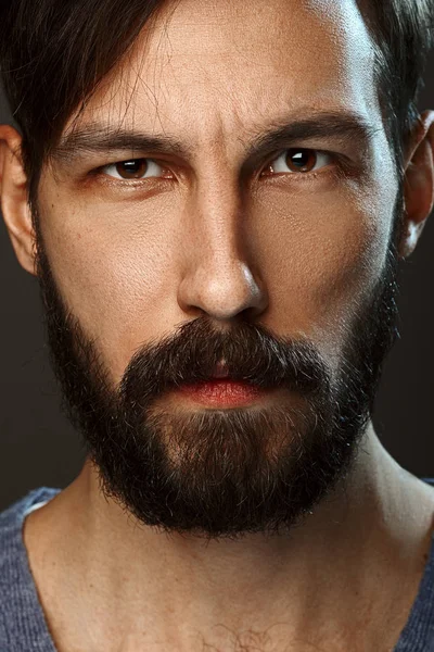 Retrato de close-up de homem sério com barba e bigode olhando — Fotografia de Stock