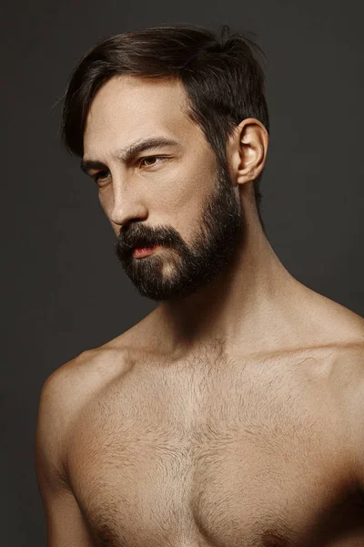 Retrato de hombre serio en topless con barba y bigote buscando — Foto de Stock