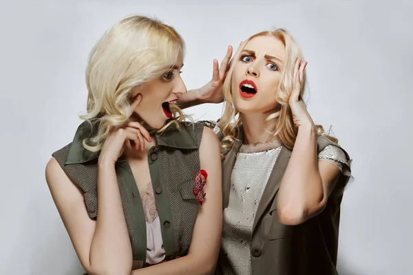 Duas meninas extremamente emocionais depois de ouvir notícias emocionantes . — Fotografia de Stock