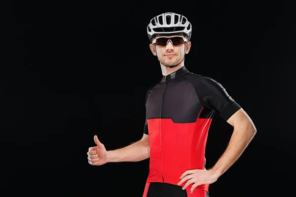 Desporto. Ciclista em roupas de treinamento, óculos de sol e capacete showin — Fotografia de Stock