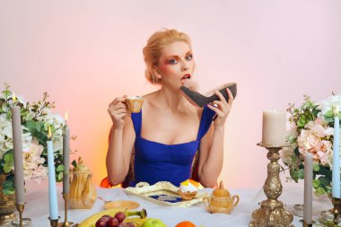 Festival masanın ve yeme renkli makyaj ile zor Bayan Ayakkabı hissettim