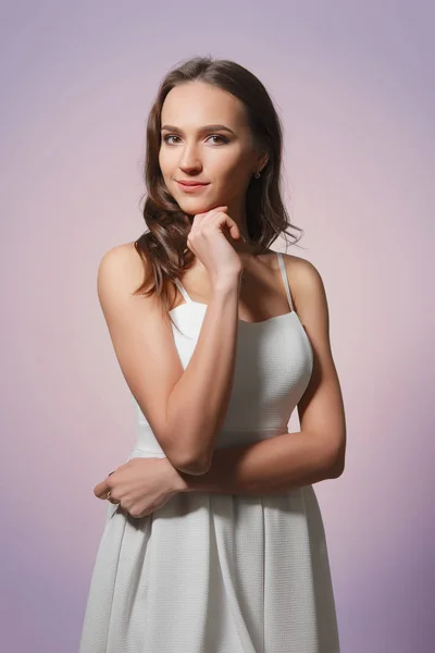 Muchacha atractiva en vestido blanco de verano con pelo rizado largo y n —  Fotos de Stock