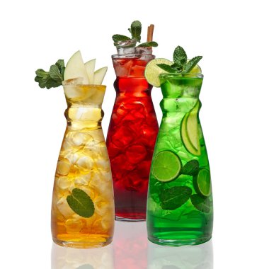 Buzlu içecekler - elma, kiraz ve limon beyaz bac üzerinde üç kavanoz