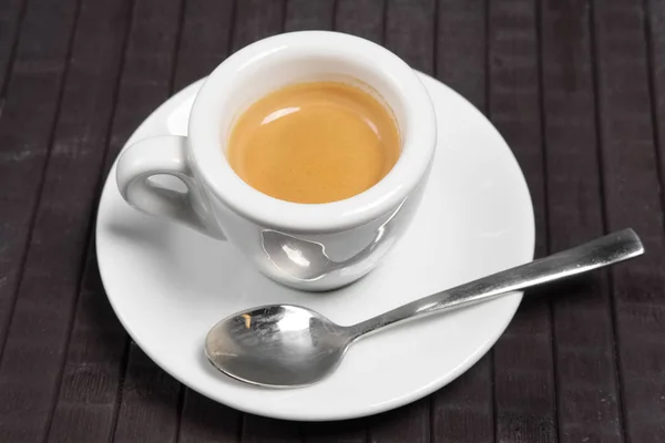 Vista superior de la taza de espresso en la mesa de madera — Foto de Stock