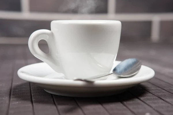 Xícara de café expresso na mesa de madeira — Fotografia de Stock