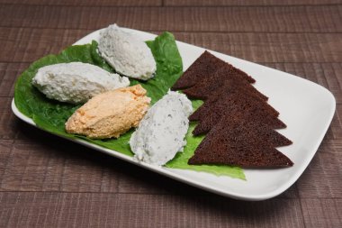 Baharatlı peynir kahverengi ekmek ile