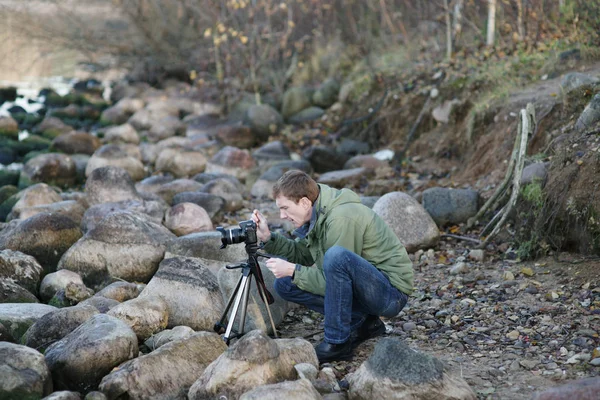 Photographe de la nature prend des photos avec appareil photo miroir sur le pic de r — Photo